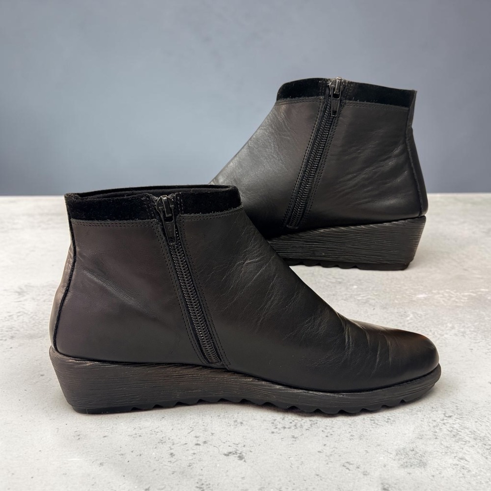 The FLEXX Womens Black Leather Suede Trim Wedge Ankle Boots Size 7.5 B